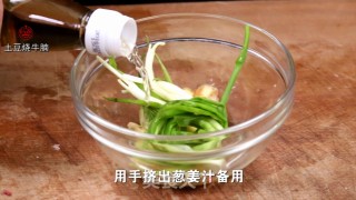 享受美味：掌握了土豆烧牛腩的诀窍，余香绕齿三日的做法步骤：1