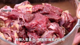 享受美味：掌握了土豆烧牛腩的诀窍，余香绕齿三日的做法步骤：3