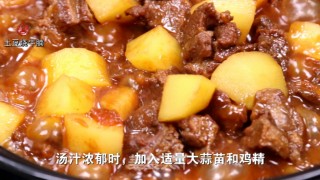 享受美味：掌握了土豆烧牛腩的诀窍，余香绕齿三日的做法步骤：6