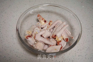 傣味柠檬泡鸡爪的做法步骤：1