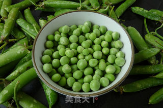 蟹籽银耳拌豌豆的做法步骤：2