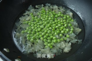 蟹籽银耳拌豌豆的做法步骤：6