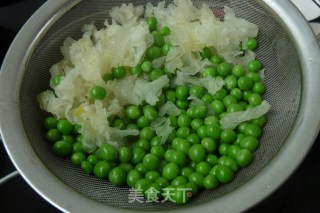 蟹籽银耳拌豌豆的做法步骤：7
