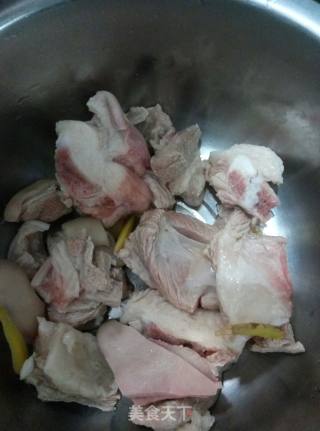 温补羊肉枸杞茶菇汤的做法步骤：1