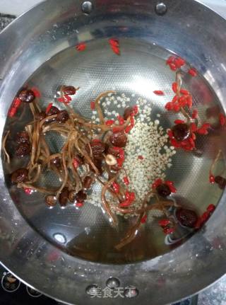 温补羊肉枸杞茶菇汤的做法步骤：2