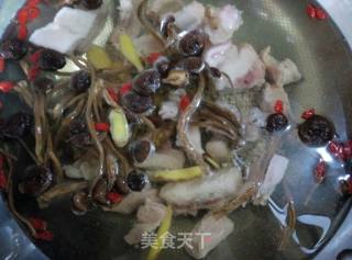 温补羊肉枸杞茶菇汤的做法步骤：4