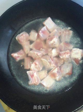 黄焖排骨做法怎么样的做法步骤：1