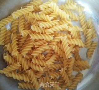 番茄黑椒螺丝面的做法步骤：1