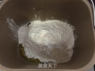 情人结砂糖面包的做法步骤：1
