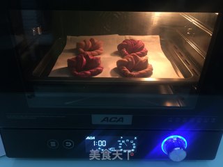 情人结砂糖面包的做法步骤：12