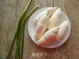 油焖茭白的做法步骤：1