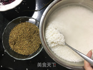 浓情端阳传情苦荞豆沙粽飘香万里的做法步骤：1