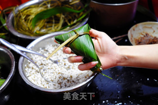 浓情端阳传情苦荞豆沙粽飘香万里的做法步骤：11
