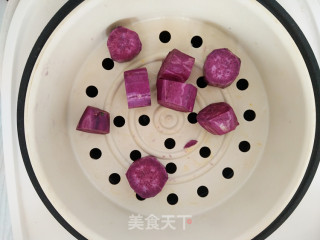 草莓紫薯奶昔的做法步骤：1