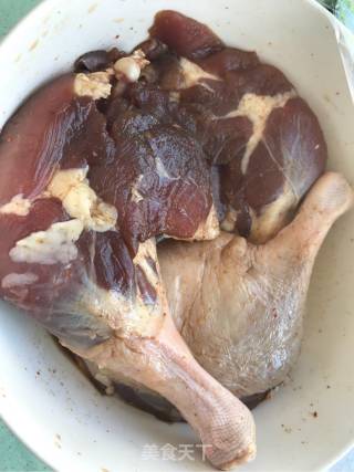 蜜汁鸭腿的做法步骤：1