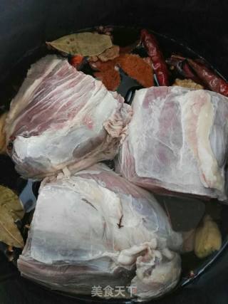 卤牛肉的做法步骤：4