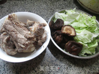 香菇圆白菜筒骨汤的做法步骤：1