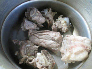 香菇圆白菜筒骨汤的做法步骤：2