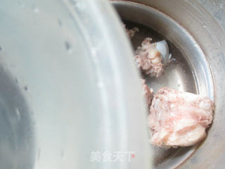 香菇圆白菜筒骨汤的做法步骤：3