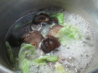 香菇圆白菜筒骨汤的做法步骤：7