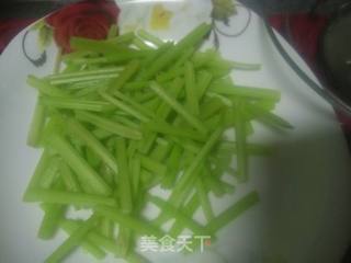 芹菜炒土豆丝的做法步骤：2
