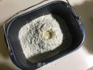 黑麻酱红糖麻花包的做法步骤：2
