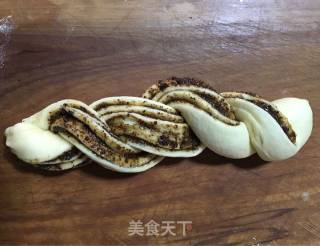 黑麻酱红糖麻花包的做法步骤：12