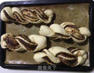 黑麻酱红糖麻花包的做法步骤：13