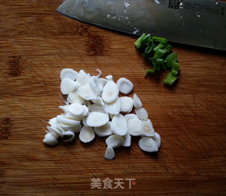 新蒜头炒苦瓜的做法步骤：2