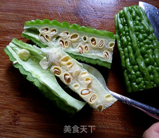 新蒜头炒苦瓜的做法步骤：3