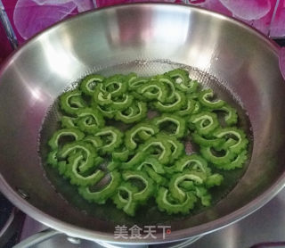 新蒜头炒苦瓜的做法步骤：6