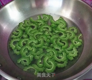 新蒜头炒苦瓜的做法步骤：7