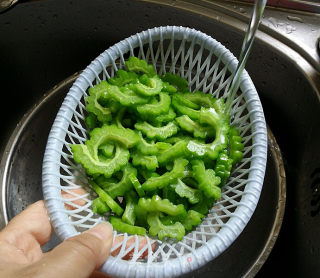 新蒜头炒苦瓜的做法步骤：8