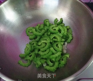 新蒜头炒苦瓜的做法步骤：10