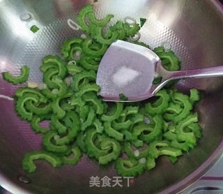新蒜头炒苦瓜的做法步骤：11