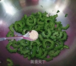 新蒜头炒苦瓜的做法步骤：12
