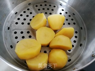 六一儿童节美食--笑脸土豆饼的做法步骤：1