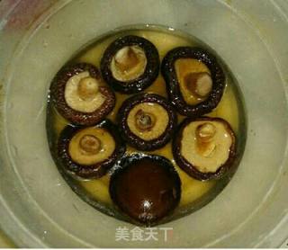 香菇菠菜的做法步骤：1