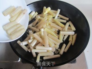 杭椒炒藕带的做法步骤：2