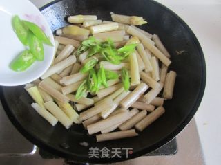 杭椒炒藕带的做法步骤：3