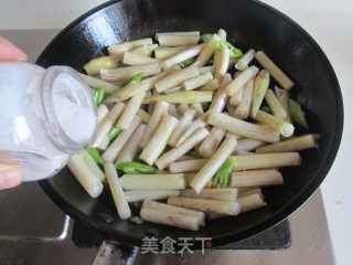 杭椒炒藕带的做法步骤：4