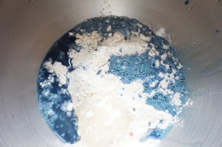 蓝色玫瑰花篮的做法步骤：5