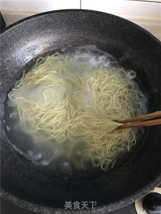 葱油拌面的做法步骤：1
