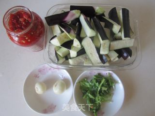 剁椒香菜拌茄条的做法步骤：1