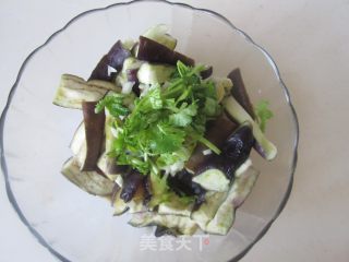 剁椒香菜拌茄条的做法步骤：5