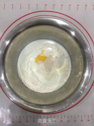 牛角汉堡的做法步骤：1
