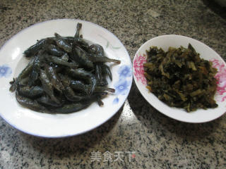 雪菜炒河虾的做法步骤：1