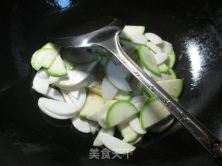 雪菜西葫芦炒茭白的做法步骤：2