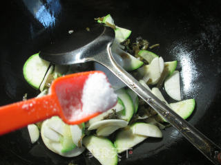 雪菜西葫芦炒茭白的做法步骤：4
