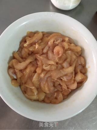 糖醋里脊的做法步骤：1